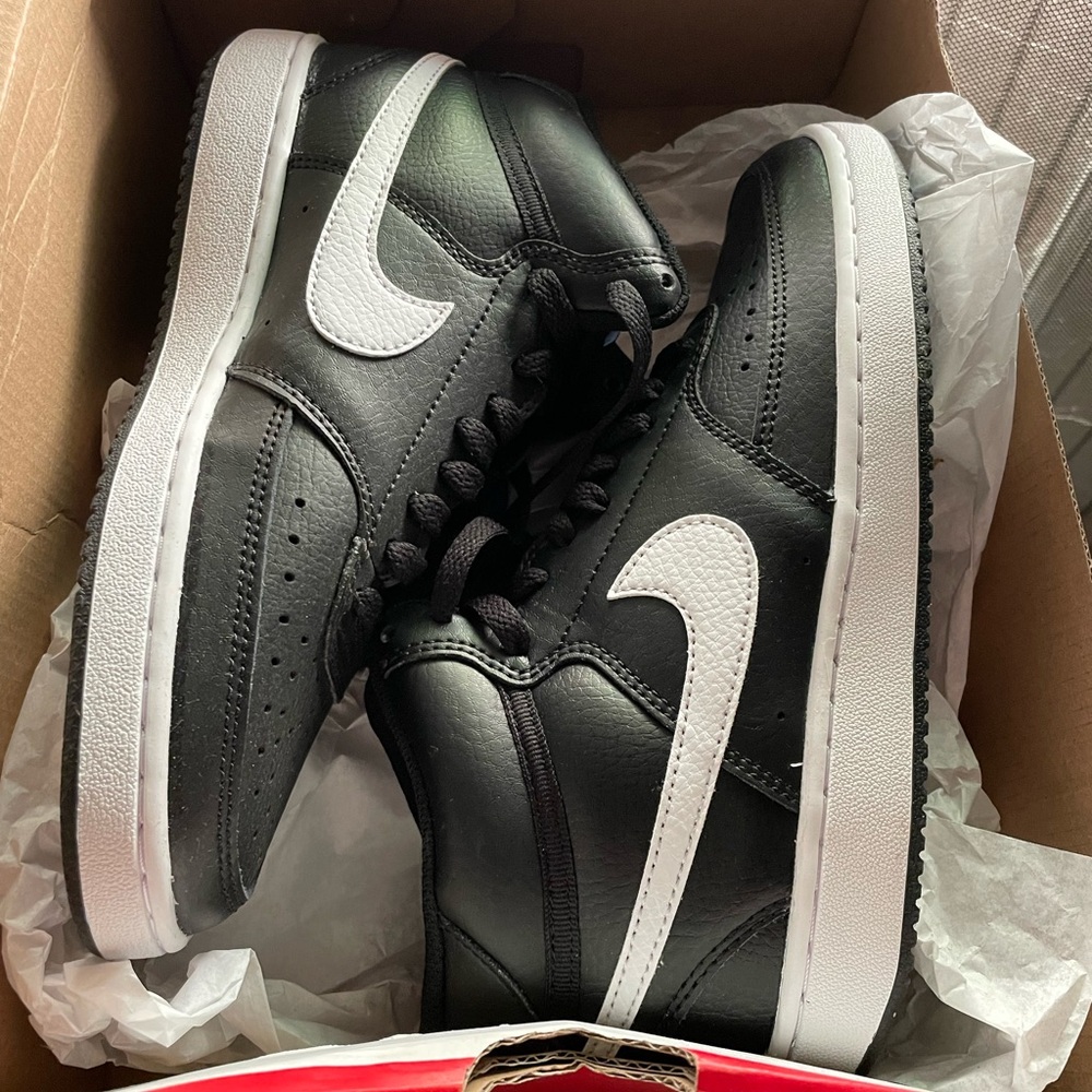Women’s size 7 Nikes